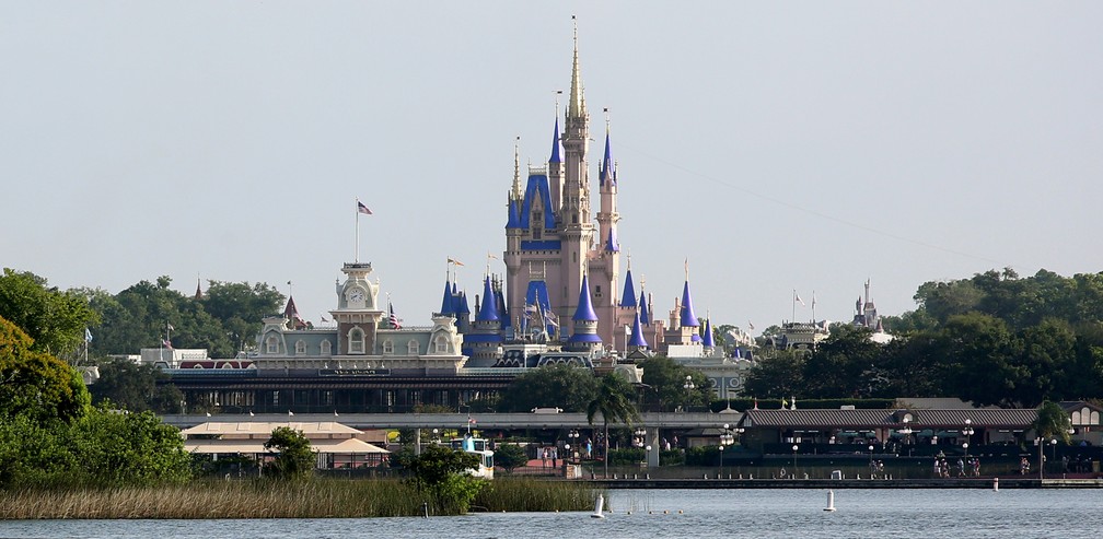 Parque da Disney em Orlando reabriu com castelo da Cinderella reformado após meses fechado devido à pandemia — Foto: Gregg Newton/AFP