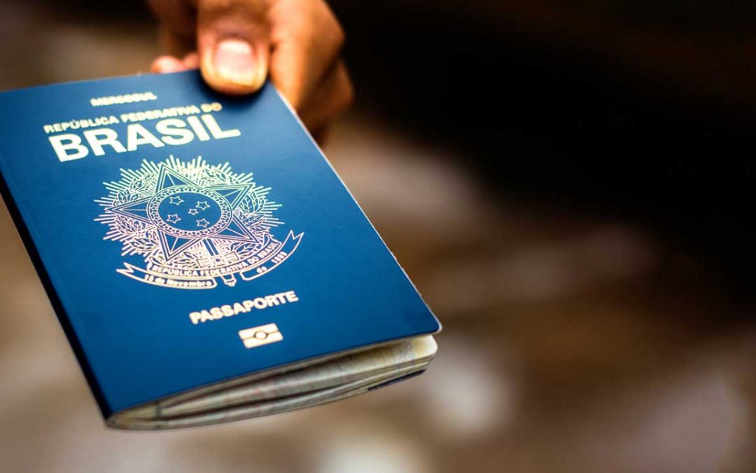 Passaporte brasileiro sobe em ranking dos melhores do mundo para viajar