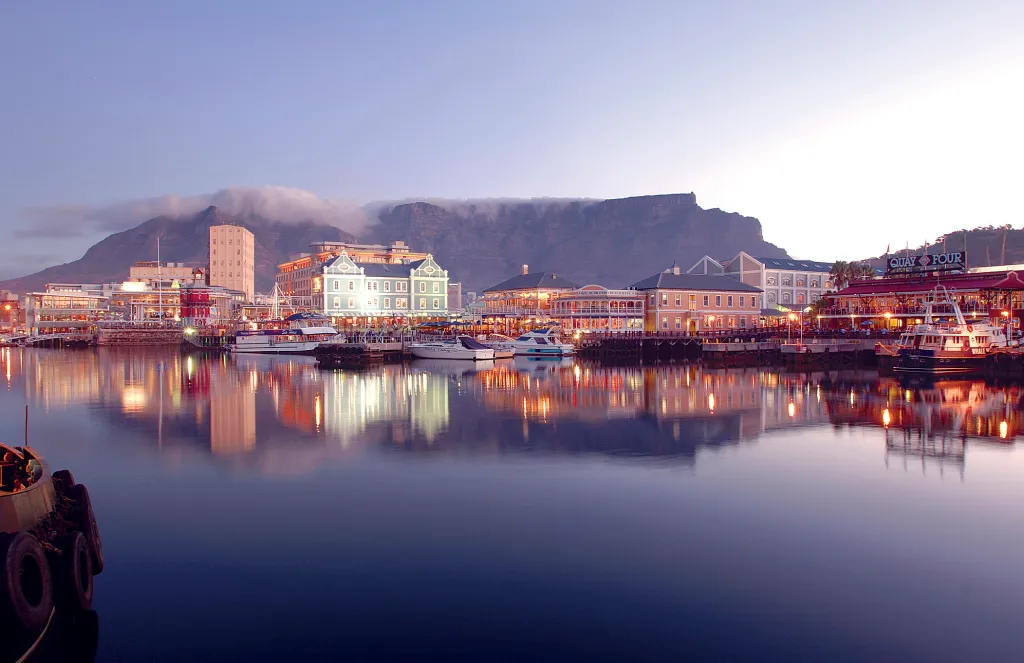 Victoria and Alfred Waterfront: hotéis, restaurantes, shoppings e mercados à beira d’água. Sem esquecer, claro, da Table Mountain lá no fundo (Cape Town Tourism/Divulgação)